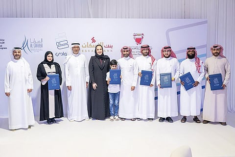 آمنة الرميحي، وزيرة الإسكان، تسلِّم المستفيدين وحداتهم السكنية