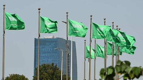 مجموعة أعلام للمملكة العربية السعودية في أحد شوارع الرياض