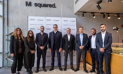 عقب توقيع العقد