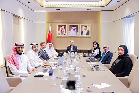 جانب من اجتماع لجنة المرافق العامة والبيئة بمجلس الشورى البحريني