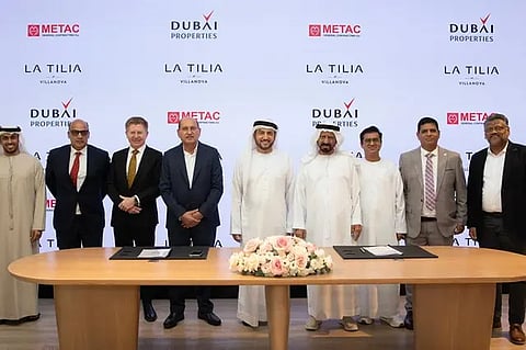 عقب توقيع العقد