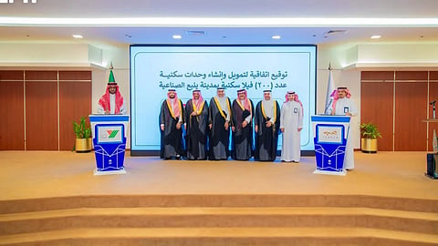 مسؤولو الهيئة الملكية للجبيل وينبع عقب توقيع الاتفاقية 