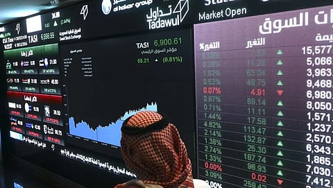أحد المتابعين لسوق الأسهم السعودية "تداول"