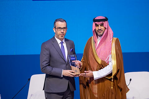 محمد الحمود، الرئيس التنفيذي لشركة بروبرتي ميدل إيست ميديا، يتسلم درع التكريم من الرئيس التنفيذي للهيئة العامة للعقار