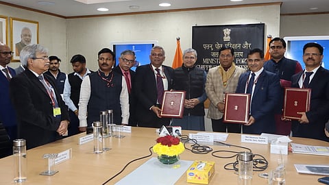 Govt inks pact for setting up Bharat Container Shipping Line