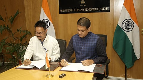 Alt="MNRE Secretary Santosh Kumar Sarangi and IREDA Chairman and Managing Director Dr Bijay Kumar Mohanty"