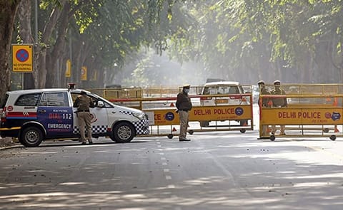 NEET परीक्षा में 'मुन्नाभाई' की तरह लिखवाते थे पेपर,