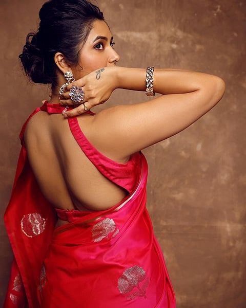 प्राजक्ता खुलली साडीत; पाहा प्राजक्ताचे सुंदर फोटो