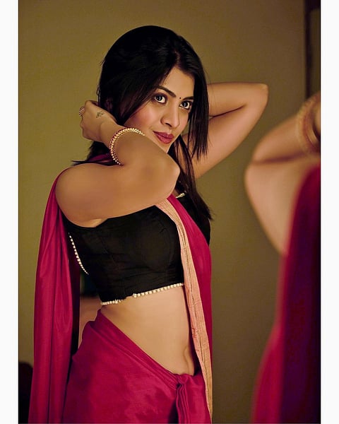 रुचिराच्या कलरफूल फोटोंनी चाहते घायाळ