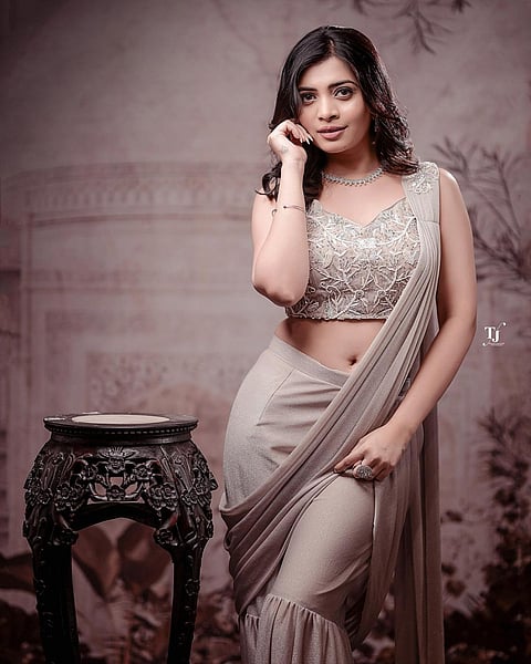 RuchiraJadhav : गुलाबी आँखे जो तेरी देखी