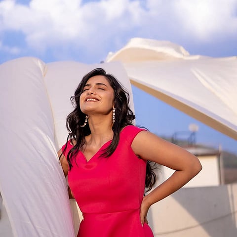 hruta durgule : एकच हृदय आहे, किती वेळा जिंकशील गं!!