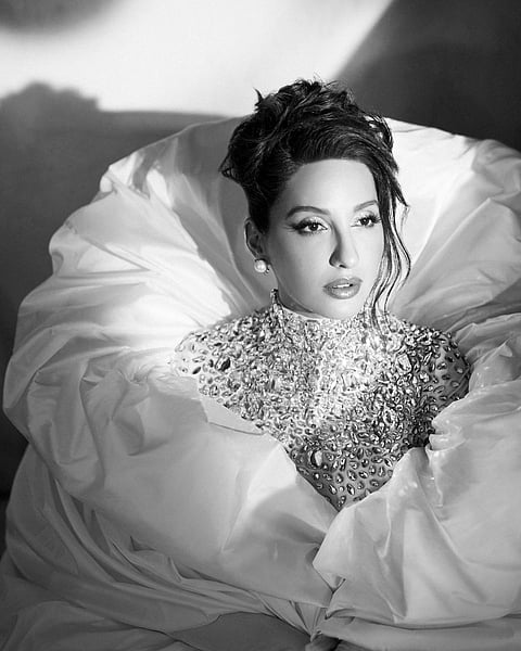 नोराचा हा लूक पाहून चाहते म्हणतायेत, 'कौन है रे ये गरम केटली, शिमला मिर्ची'