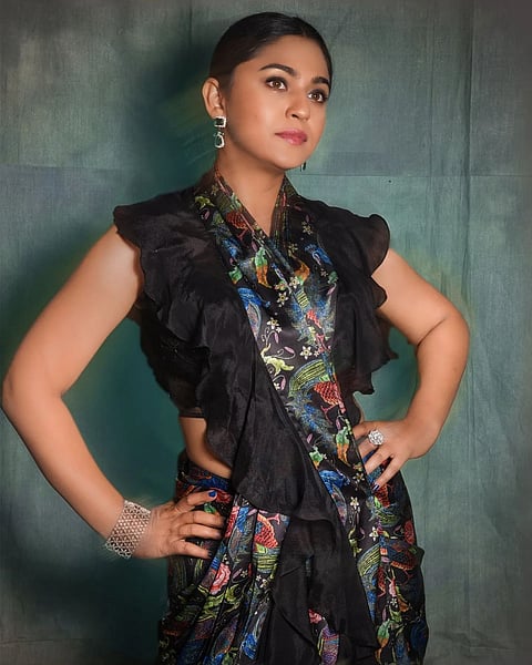 Mrunmayee Deshpande ; मृण्मयीच्या स्टाईलचा धुरळा, चाहते फिदा