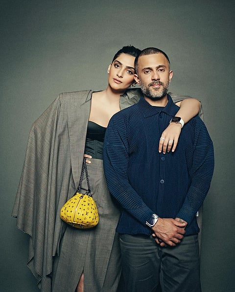 सोनम पतीसोबत रोमँटिक अंदाजात...