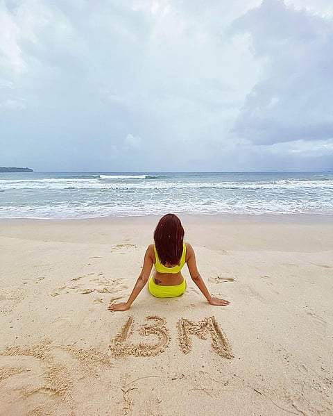 बिकिनीमध्ये Jennifer Winget ने केले टेम्प्रेचर हाय, वाळूवर झोपत दिली किलर पोज