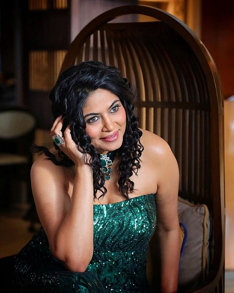 कडक डॉलीबाईचा ग्रीन वनपीस, हॉट पिंक लिपस्टिक खतरनाक...