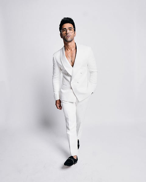 हँडसम हंक पुलकित सम्राट ऑल व्हाईट सुटमध्ये, फुकरे ३ मध्ये दिसणार