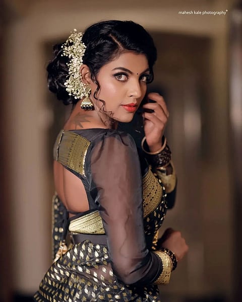 Madhuri Pawar : काळया साडीत क्‍युट स्‍माईलसह अदाने केले फिदा