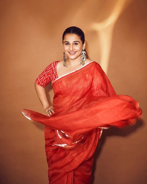 तेरी नज़रों ने छूआ तो हम महकने लगे है...पाहा विद्या बालनच्या साडीतील अदा...