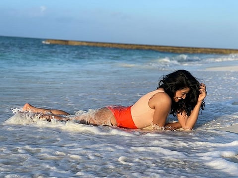 समुद्राच्या लाटांचा खळखळाट, रसिकाचं शॉर्टसमध्ये निखळ हास्य