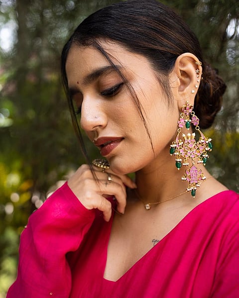 गुलाबी आँखें और खूबसूरती देखकर सारी दुनिया दीवानी है तेरी