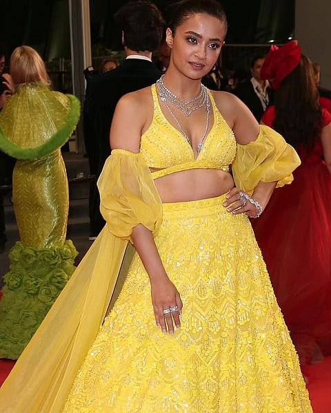 काय! सुरवीन चावला कान्समध्ये सूर्यापेक्षा जास्त चमकताना पाहिली का?