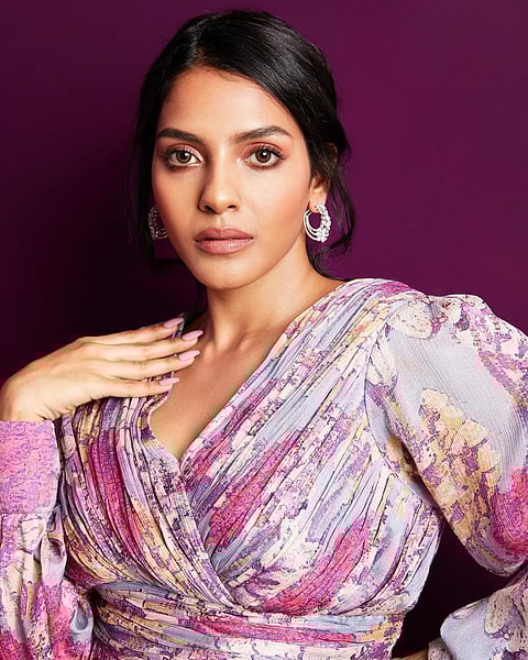 Harshadaa Vijay : 'लम्बोर्गिनी गर्ल' कलरफूल वनपीसमध्ये