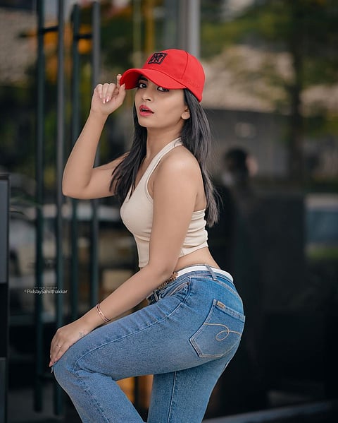 रुचिराचा क्रॉप टॉप एकच नंबर तर रेड टोपी वाह क्या बात है!