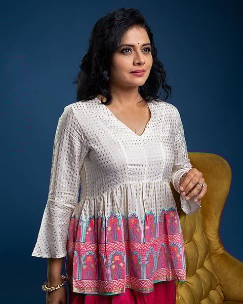 फ्युझन वेअर धोतीमध्ये भार्गवीचं गालात हसणं मुरडणं