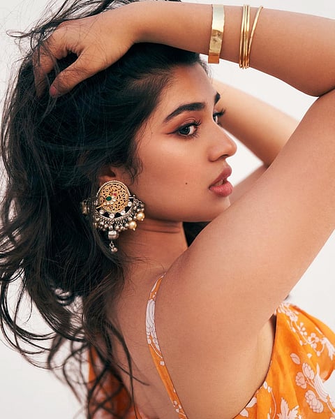 हॉट क्रितीचा ऑरेंज फ्लोलर रफलमध्ये भन्नाट देशी लूक