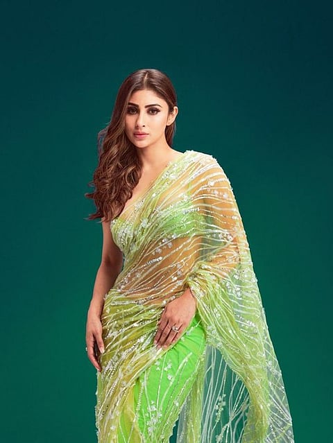 Mouni Roy :  साडी गर्ल मौनी रॉयची ट्रान्सपरेंट साडी अन्‌ ...