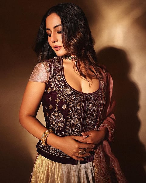 टीव्हीवरची सोज्वळ सून हिना खानचा ब्राऊन ओव्हरकोटमध्ये पारंपरिक अंदाज