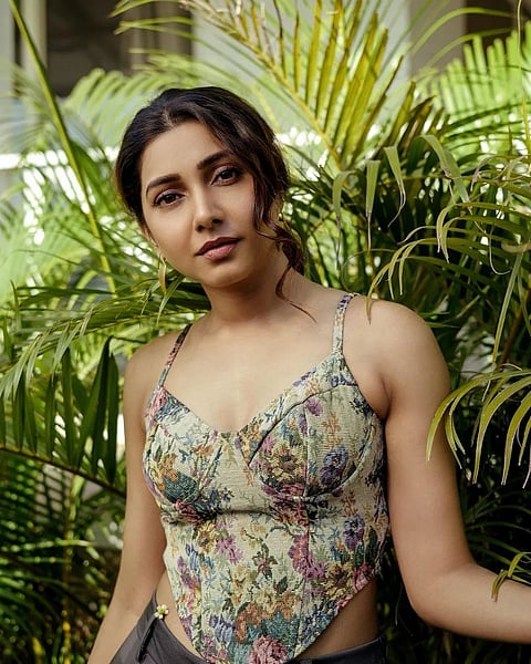 Gauri Nalawade : गौरीच्या गोऱ्या- गोऱ्या गालावर केसांची बट...