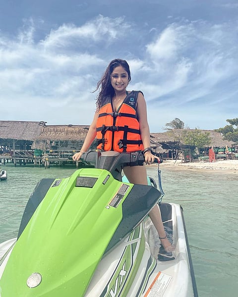 द केरल स्टोरी फेम प्रणालीची उलट्या धबधब्याची ट्रिप; मनसोक्त आनंदात फोटो सेशन