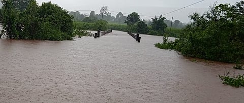 पडळी पुलावर पुराचे पाणी आले.
