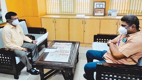 बंगळूर: शिक्षण खात्याच्या मुख्य सचिवांशी चर्चा करताना विधान परिषद सदस्य अरुण शहापूर.