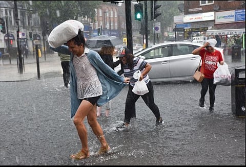 लंडनमध्ये तुफान पाऊस पडल्यामुळे लोकांची तारांबळ उडाली.