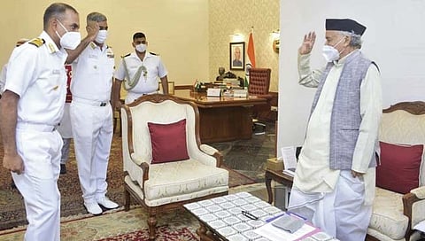 भगतसिंह कोश्यारी यांनी नौदल अधिकाऱ्यांचा केला गौरव