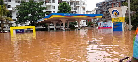 पंचगंगेच्या महापुराचे पाणी अद्यापही शहरात ठाण मांडून आहे. खानविलकर पेट्रोल पंपानजीक अद्यापही दहा फूट पाणी आहे. 