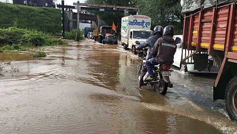 उदगाव : येथे रेल्वे ओव्हरब्रिचजवळ पाणी आल्याने सांगली कोल्हापूर महामार्ग बंद करण्यात आला. (छाया अजित चौगुले, उदगाव)