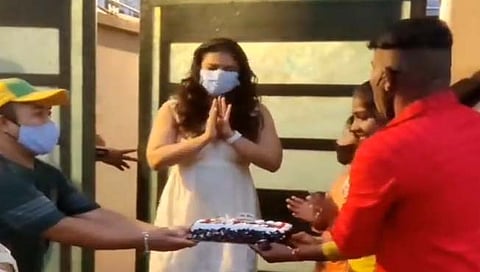 काजोल वाढदिवसाचा केक कापतानाचा व्हिडिओ व्हायरल, ट्रोलर म्हणाले लायकी नसलेली स्त्री