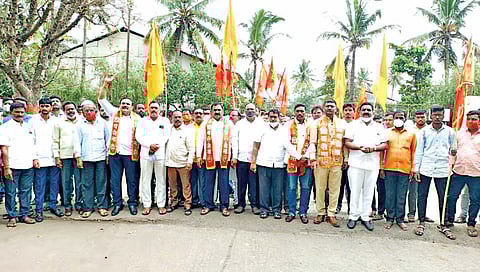 कोल्हापूर : गोकुळ दूध संघाच्या एमआयडीसीतील प्रकल्प कार्यालयाबाहेर शिवसैनिकांनी जोरदार घोषणबाजी केली. (छाया : नाज ट्रेनर)