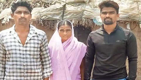 साताऱ्याच्या प्रवीण जाधव याला घर बांधताना शेजाऱ्यांचा त्रास