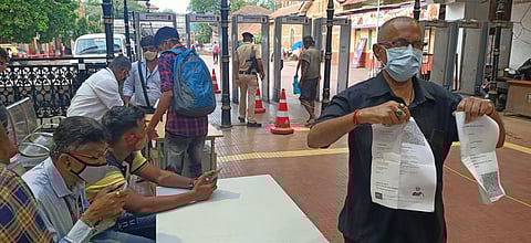 मुंबईतील 53 रेल्वे स्थानकांवर तर संपूर्ण मुंबई महानगर प्रदेशात
109 स्थानकांवर सकाळी 7 ते रात्री 11 पर्यंत सलग दोन सत्रांमध्ये
सुरु होणार आहे. त्याआधारे नागरिकांना मासिक रेल्वे प्रवास पास
रेल्वेकडून देण्यात येणार आहे.