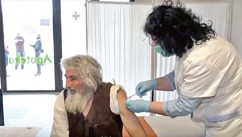 लस घेण्यासाठी वीस वर्षांनंतर गुहेबाहेर आला माणूस!