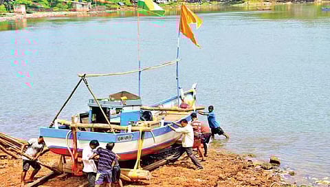 देवगड : मच्छीमारी सुरू; मात्र हवामान प्रतिकूल