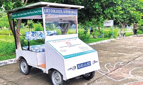 फोर सीटर इलेक्ट्रिक कार कॉलेजच्या विद्यार्थ्यांनी  तयार केली