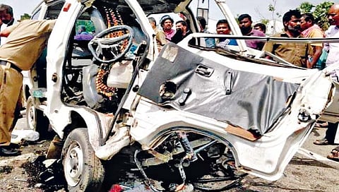 सांगोला : मालट्रक व ओमनी कारच्या धडकेत तीन ठार; नऊजण जखमी