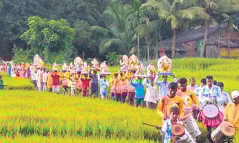 गणेशोत्सव : गणपती येवची वेळ झाली…!