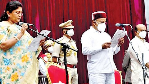 बंगळूर ः राज्यपाल थावरसिंग गेहलोत यांच्याकडून मंत्रिपदाची शपथ घेताना निपाणीच्या आमदार शशिकला जोल्ले. शेजारी मुख्यमंत्री बसवराज बोम्मई. बुधवारी दुपारी राजभवनात 29 मंत्री शपथबद्ध झाले.